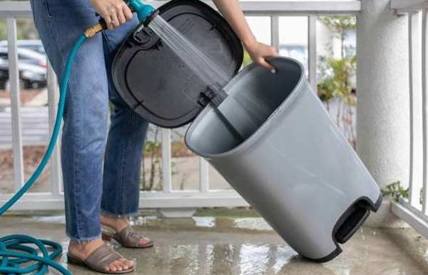 چگونه بوی سطل زباله را از بین ببریم
